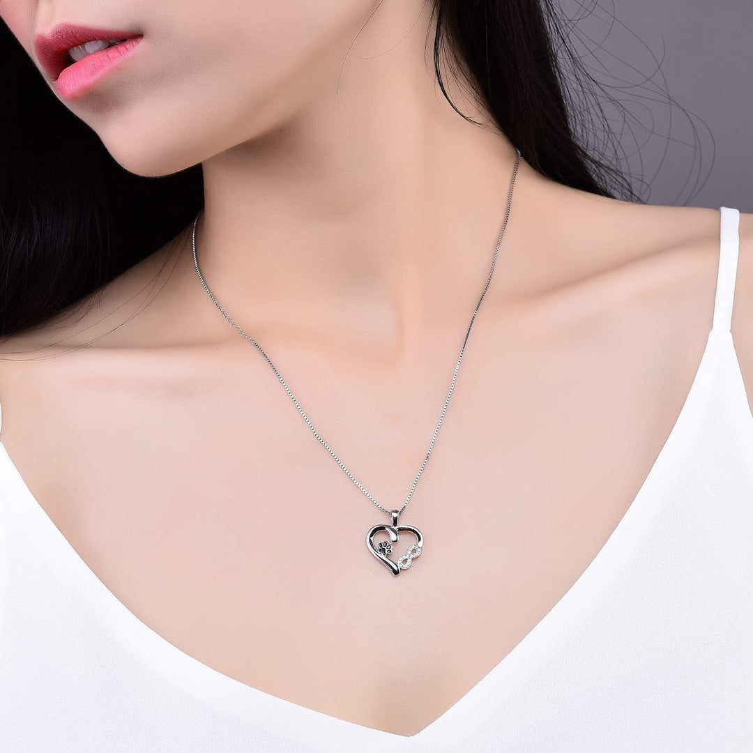 Collana con ciondolo a forma di zampa e cuore con charm infinito