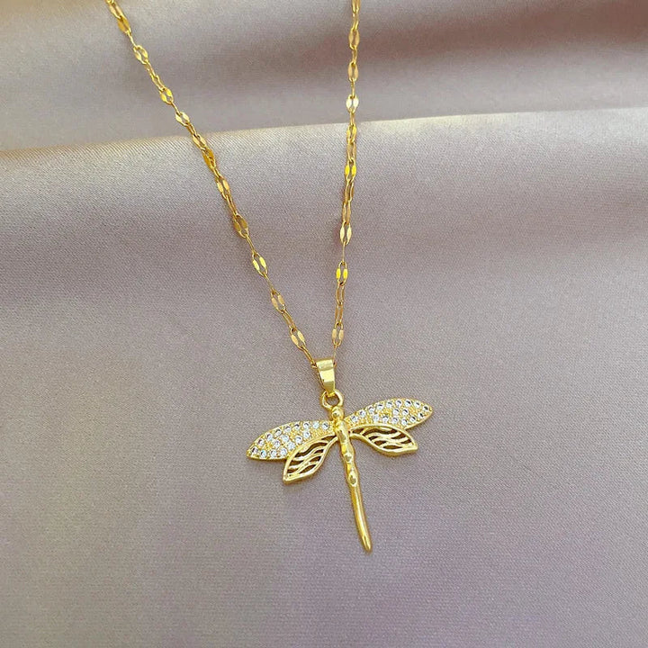 Collana con libellula di cristallo – Simbolo di trasformazione e bellezza