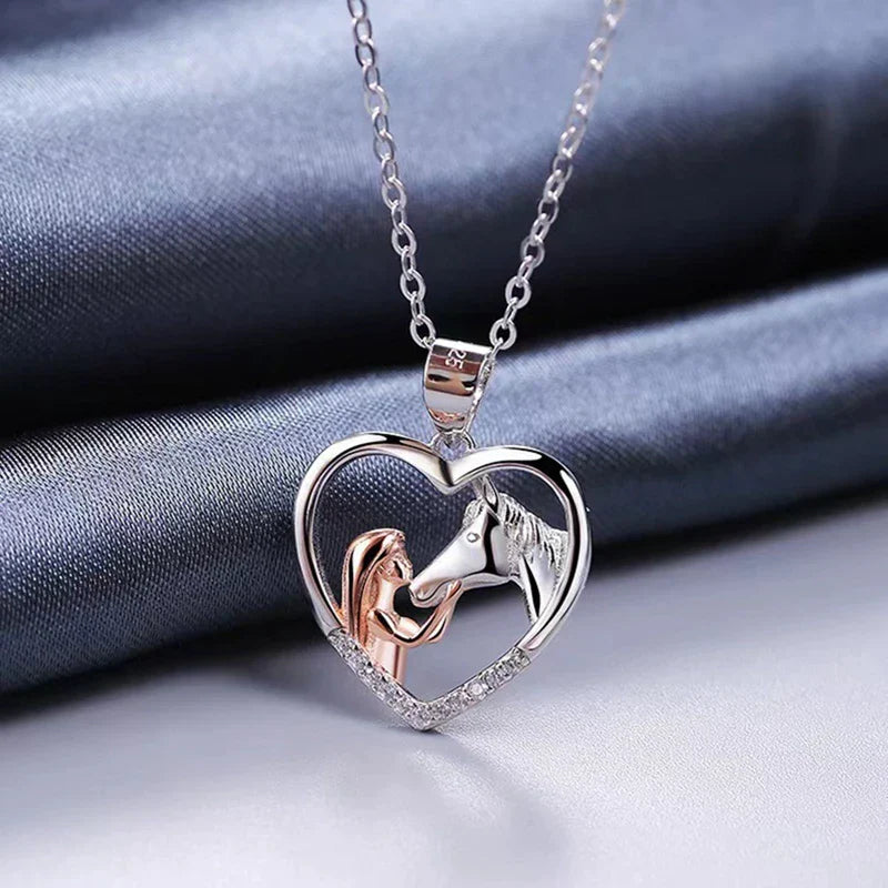Bellissima collana con zirconi a forma di cuore e cavallo
