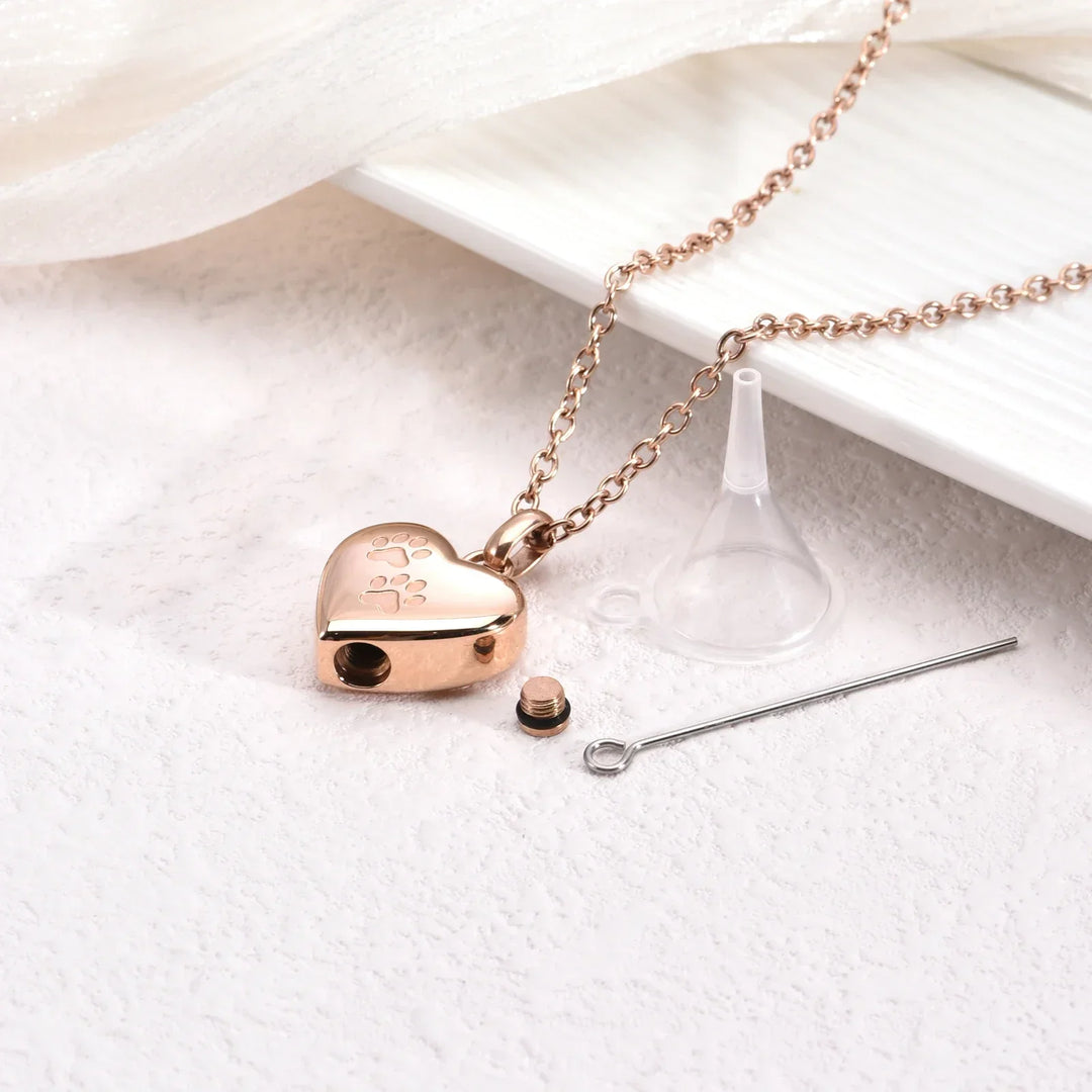 Collana con urna commemorativa per animali domestici – Ciondolo a forma di cuore con incisione di zampa