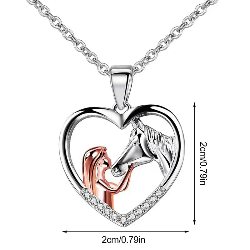 Bellissima collana con zirconi a forma di cuore e cavallo