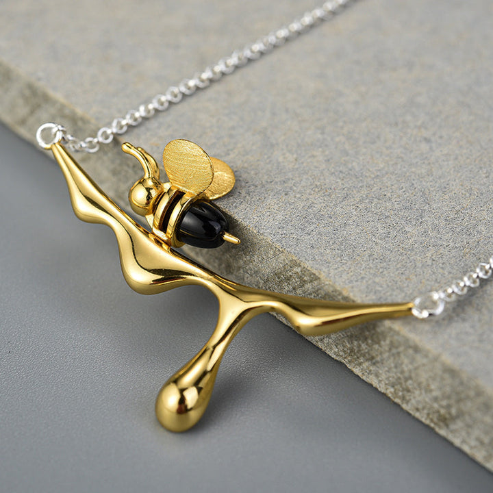 Collana con miele che gocciola e ape